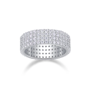 Nahaufnahme von versilbertem S925-Ring mit vier Reihen aus funkelnden Moissanit-Steinen