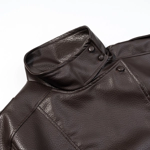 Détail du col d'une veste en cuir marron foncé avec fermeture à boutons montants