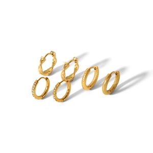 Trois paires de boucles d'oreilles créoles plaquées or 18k avec zircons et textures variées