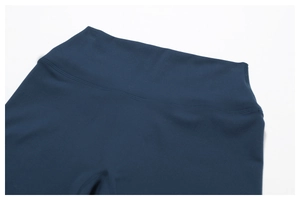 Détail de la taille haute large sur un legging de yoga bleu marine avec coutures invisibles