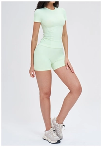 Détail de l'ensemble de sport sans couture vert menthe avec texture côtelée et taille haute