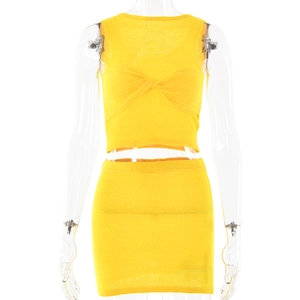 Dettaglio del set due pezzi in maglia gialla con top senza maniche intrecciato e minigonna
