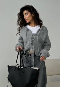 Détail du cardigan gris en maille avec lien à nouer et texture de laine douce