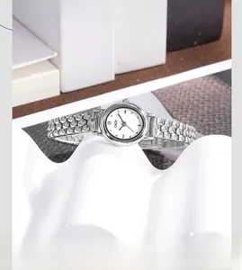 Dettaglio del piccolo orologio GEDI argento con quadrante bianco e cinturino in metallo