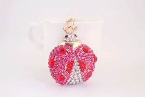 Makroaufnahme eines rosa Marienkäfer Schlüsselanhängers mit glitzernden Strasssteinen