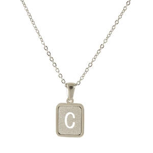 Collana in acciaio inossidabile con pendente quadrato satinato e lettera C incisa