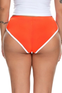 Detailansicht der orangen Sportshorts mit weißem Rand und elastischem Stoff von hinten