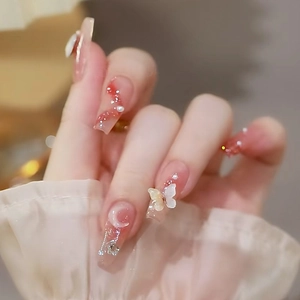 Französische Kunstnägel mit 3D-Schmetterlingen, Perlen und Kristallen in Nude-Rosa