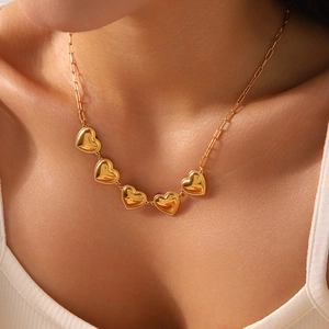 Collana dorata da donna con cinque ciondoli a cuore e finitura lucida su catena fine