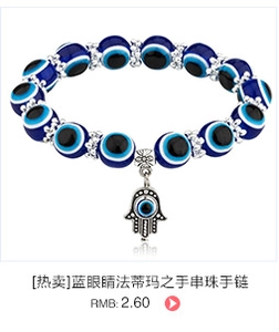 Detail eines blauen Evil Eye Perlenarmbands mit silbernem Hamsa-Hand-Anhänger vor weiß