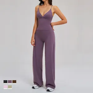 Ensemble de yoga violet deux pièces avec caraco col en V et pantalon large à taille haute