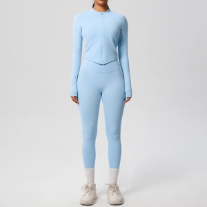Vue frontale de l'ensemble de yoga bleu clair avec veste zippée et legging taille haute