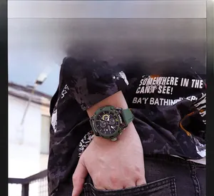 Montre chronographe de sport pour homme vert armée avec bracelet en silicone