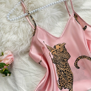 Canotta in raso rosa con stampa leopardata su pelliccia sintetica bianca e perle