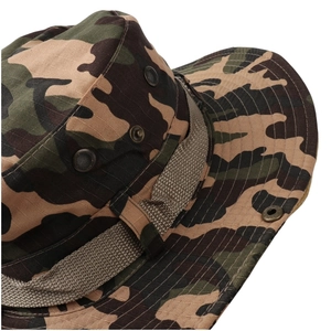 Details eines Woodland-Camouflage-Boonie-Hutes mit Ripstop-Gewebe und Metallbelüftungsösen