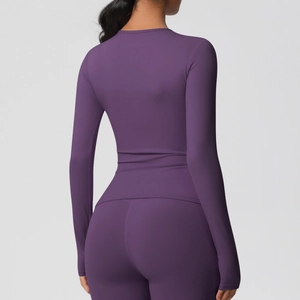 Détail de l'ensemble de sport violet brossé avec haut à manches longues et legging de yoga