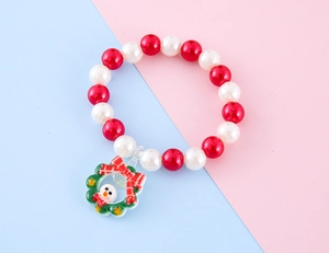 Nahaufnahme der Kinder-Weihnachtsperlenarmband mit Kranz- und Schneemann-Anhänger
