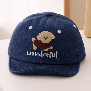 Détail d'une casquette bébé en denim bleu marine avec broderie chiot et texte wonderful