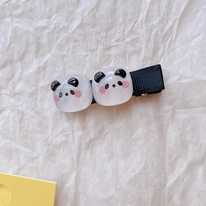 Detailansicht der Mini-Pandaspange mit doppelten Panda-Köpfen aus Harz auf schwarzem Band