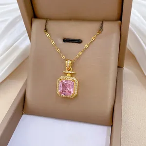 Collier en titane doré avec pendentif flacon de parfum en zircon rose et diamants