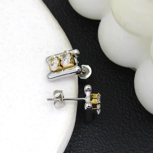Orecchini a perno bicolore in acciaio inossidabile con zirconi ovali e finitura oro 18K