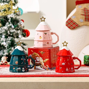 Dettaglio delle festose tazze di Natale in ceramica con coperchio a stella in regalo