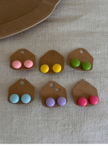 Lot de six paires de boucles d'oreilles rondes colorées sur cartes de présentation