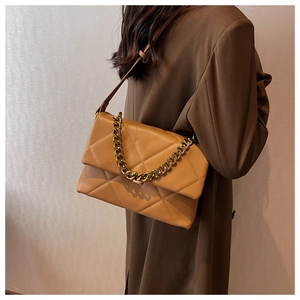 Detail van camel gewatteerde PU-leren schoudertas met gouden ketting en klepsluiting