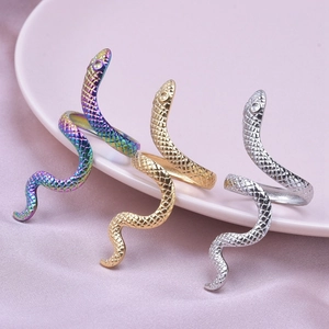 Détail de la texture d'écailles sur les bagues serpent en or, argent et arc-en-ciel