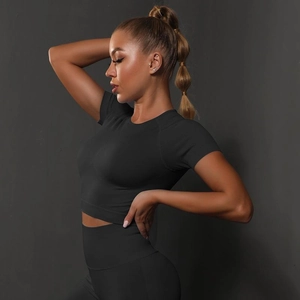 Vue latérale du haut court noir sans couture et du legging taille haute pour le sport
