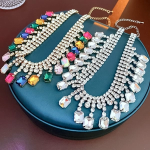 Gros plan de colliers à franges en strass carrés en versions colorées et argentées