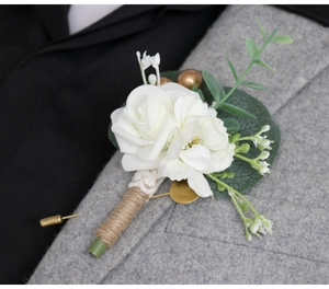 Gros plan de la boutonnière de rose blanche avec eucalyptus sur revers gris