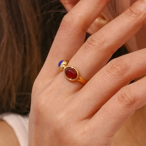 Dettaglio dell'anello placcato oro 18 carati con pietre naturali rosse e blu incastonate