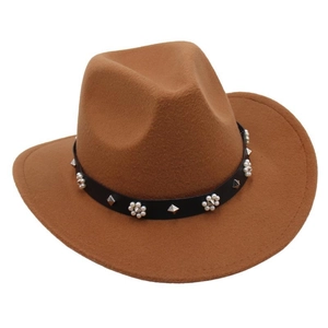 Détail d'un chapeau fedora camel avec bandeau en cuir noir orné de perles et clous argentés
