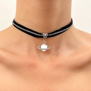 Detailansicht eines schwarzen Samt-Chokers mit Saturn-Anhänger und Metallketten-Overlay