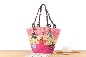 Détail du sac cabas en paille bohème fait main avec broderies florales tissées