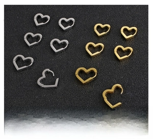 Détail de boucles d'oreilles cœur en acier inoxydable dorées 18K et argentées