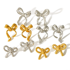 Boucles d'oreilles nœud en acier inoxydable doré et argenté sur fond blanc épuré