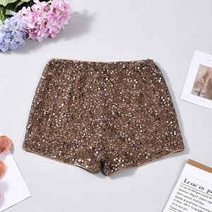 Vue à plat d'un short de fête en sequins bronze avec des fleurs sur fond gris neutre