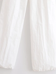 Vue macro détaillée du tissu en coton blanc avec une texture naturelle et légère