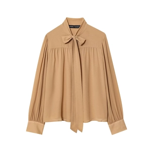 Elegante khakifarbene Schluppenbluse aus Chiffon mit langen Ärmeln auf weißem Hintergrund