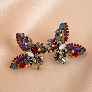 Makroaufnahme von Vintage Schmetterlingsohrringen mit bunten Kristallen und Strasssteinen