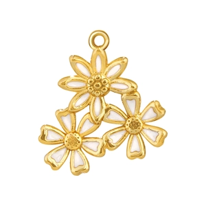 Vue détaillée de breloques triple marguerite plaquées or pour la création de bijoux