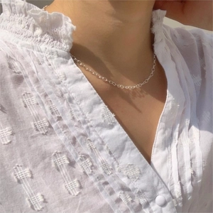 Detailed view of a minimalist 925 silver cable chain necklace worn on a collarbone