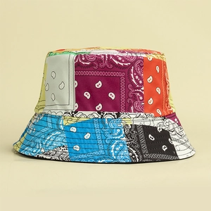 Détail des motifs patchwork paisley colorés et bord surpiqué sur le chapeau bob