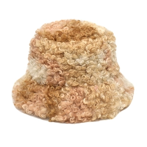 Gros plan sur la texture épaisse en laine d'agneau tie-dye du chapeau d'hiver