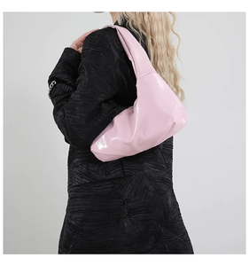 Rosafarbene glänzende Hobo-Tasche aus Lackleder mit breitem Riemen und modernen Falten