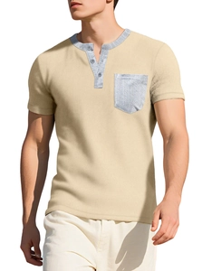 Détail du tissu gaufré sur t-shirt Henley crème pour homme avec poche gris contrasté