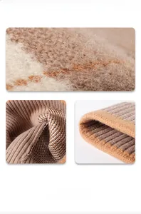 Detailaufnahme der gestrickten Wintermütze mit brauner Wollstruktur und Rippstrickkante