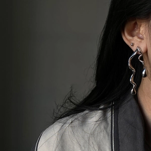 Silver asymmetric twisted snake water drop earrings with liquid metal mirror finish